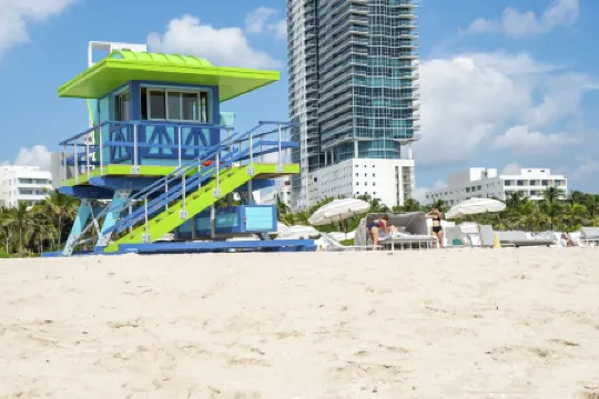 Greenview Hotel by Lowkl Отели рядом с достопримечательностью «Art Center - Richard Shack Gallery»