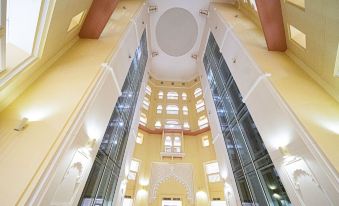 Grandeur Living 2Br Plus Maid with Beach Access