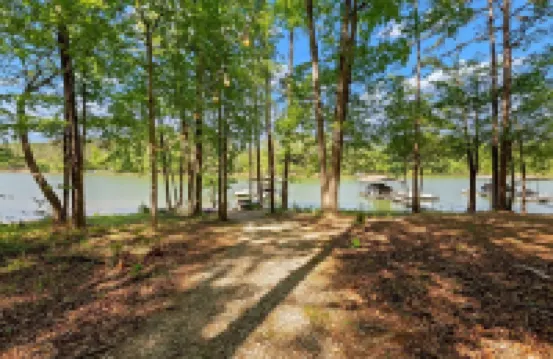Beautiful 4 bedroom home on Lake Hartwell