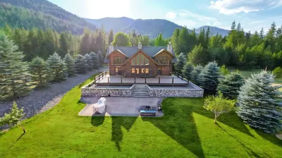 Shangrilog on Bull Lake - Lake Front Log Home