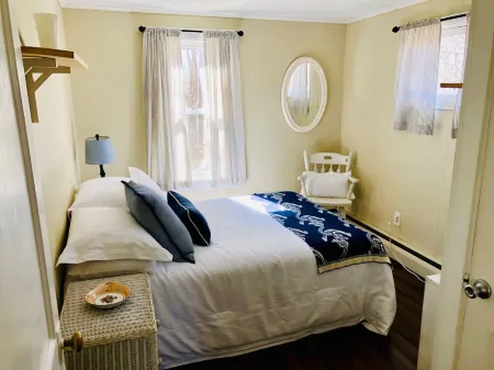 Privately Located Beach Cottage Getaway Отели в г. Уэстерли