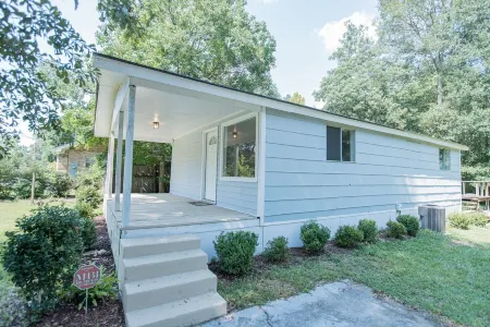 Pleasant, Bright 3 Bedroom Cottage