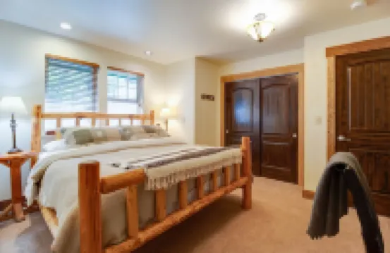 Spacious and Charming Craftsman Retreat, Six Bedrooms, Sleeps 18.