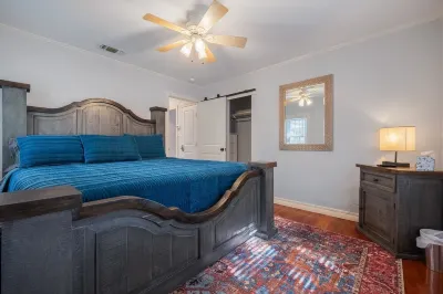 Cozy two bedroom home in Amarillo. Pet Friendly! Hotel berhampiran Amarillo Museum of Art