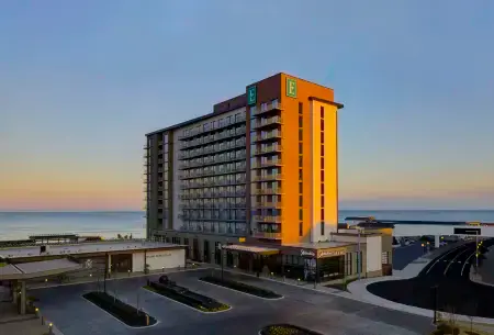 Embassy Suites by Hilton Virginia Beach Oceanfront Resort Отели рядом с достопримечательностью «Парк штата Ферст Ландинг»