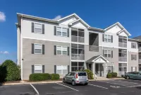 Beach condo- top floor, dog friendly, pool. 2 bed, 2 bath, pull out couch.