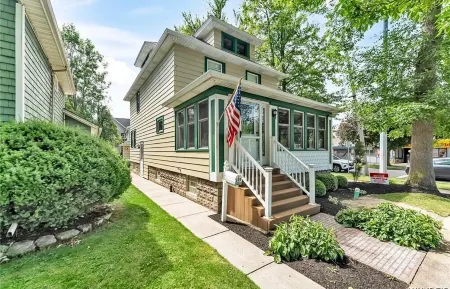 Charming River Front Cottage Retreat