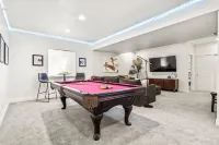 Spacious Haven with Pool Table and Outdoor Patio - Modern Serenity Hotels in Stapleton