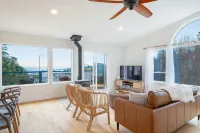 Stunning Views and Spacious Living - Gorgeous Coastal Escape Hotel di Oak Harbor