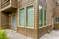 Lovely dog-friendly home with fireplace & full kitchen - steps from the slopes Hôtels à : Girdwood