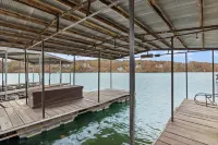 Private Dock and Breathtaking Lake Views - Stunning Tranquil Retreat Hotel a Adair Township