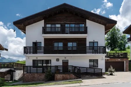 Комплекс «Роза Шале» Отели рядом с достопримечательностью «Музей горных лыж КАНТ»