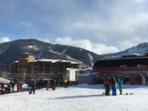 Sundial Studio in the Heart of Canyons Village, Outdoor Pool/Hot Tubs, Walk to Hiking & Biking