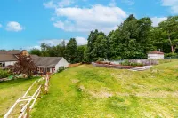 Ski-in/ski-out condo with mountain view, seasonal pool Hotels in Warren