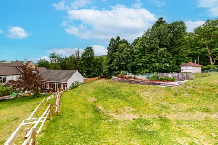 Ski-in/ski-out condo with mountain view, seasonal pool Отели рядом с достопримечательностью «Шугарбуш Резорт»