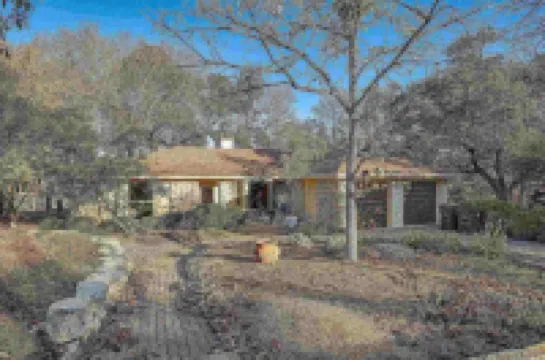 Charming Backyard Oasis and Cozy Living Space - Delightful Retreat