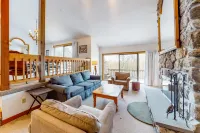 Mittersill alpine lodge w/ infinity view of the mountains and forest
