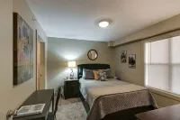 Spacious Living Area and Rooftop Bar Access - Stylish Cozy Retreat Hoteles en Clarksville