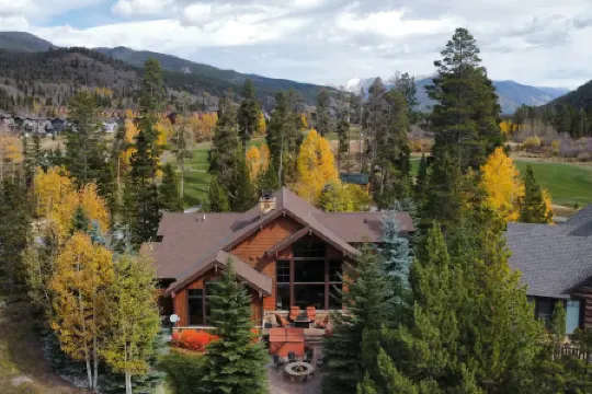 Gorgeous Log Chalet with Hot Tub and Spectacular Views - Enchanting Retreat