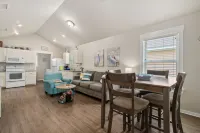 Charming Cottage with Coastal Comfort - Delightful Getaway Hotels in Aransas County