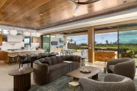 Luxurious Golf Retreat with Infinity Pool - Stunning Tropical Haven