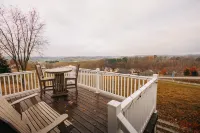 Scenic Balcony and Cozy Amenities - Charming Cottage Retreat