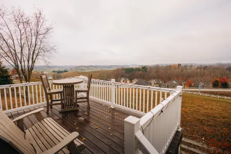 Scenic Balcony and Cozy Amenities - Charming Cottage Retreat