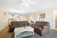 Scenic Lake Access and Resort Amenities - Inviting Cozy Retreat Hotels in Kimberling City