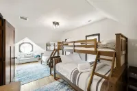 Charming Retreat - Hot Tub, Fire Pit, Rainfall Shower