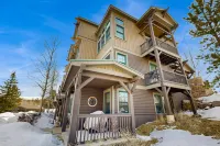 Fantastic Mountain Condo W/ Free WiFi, Private Patio, & Easy Access to Skiing