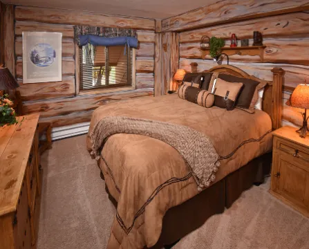 Cozy Gas Fireplace and Year-Round Hot Tubs - Charming Escape