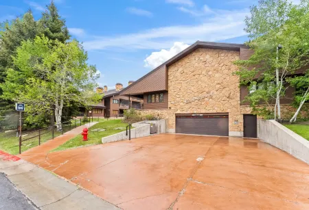 Stylish Condo with Private Balcony - Chic Mountain Retreat