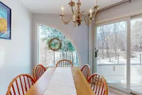 Charming mountainside condo with fireplace, skiing, balcony, & washer/dryer Hotels in Warren