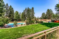 Third-floor retreat with treetop views, AC, pools, hot tubs, & sports courts Hotels in Deschutes River Woods