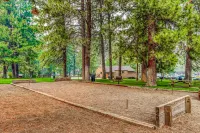 Cozy mountain studio near skiing & town with fast WiFi, shared pools, & patio Hotels in Sunriver