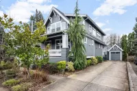 Charming Escape with Open Layout and Cozy Vibes - Delightful Retreat Hotels in Lake Oswego