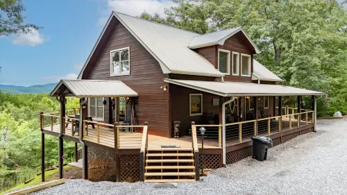 Luxurious Hot Tub and Game Room - Stunning Mountain Retreat