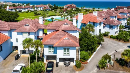 Cozy Poolside Townhouse with Beach Gear Credit - Inviting Oasis