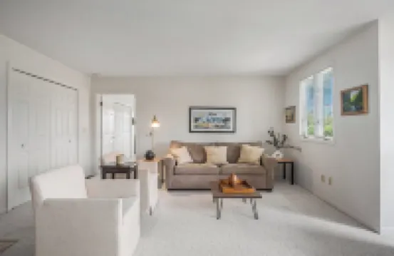 Easy walk to the beach, harbor and downtown, sleeps 6!