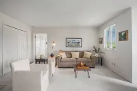 Easy walk to the beach, harbor and downtown, sleeps 6!