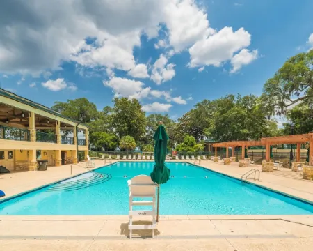 Charming Retreat w/ Bikes 格林科夫斯普林斯酒店