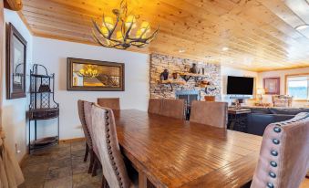 Clover by AvantStay Gorgeous Ski in Ski Out Home w Game Room Hot Tub