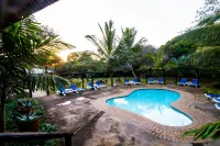 Emdoneni Lodge with Zululand Cat Conservation Project - Swimmingpools