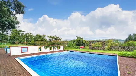 Seogwipo Campa Jeju Отели рядом с достопримечательностью «Soesokkak Estuary»