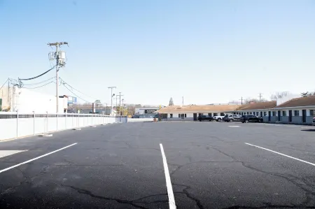 Capri Inn and Suites Отели рядом с достопримечательностью «Шортаун Баллпарк»