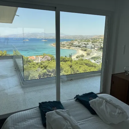 Luxurious 2-Bed Sea-Side Apartment in Saronida