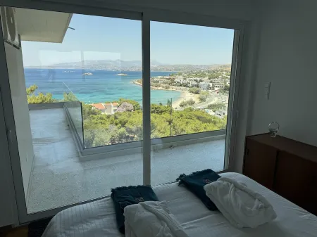 Luxurious 2-Bed Sea-Side Apartment in Saronida