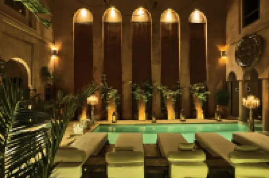 黑象牙庭院旅館