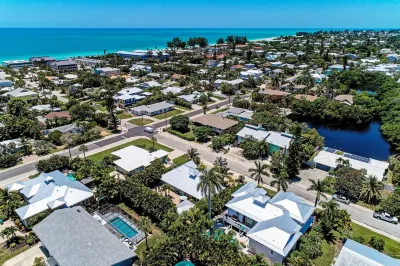 Conch Out Beach House Managed by Beach Retreats Hotels near Fun and More Rentals