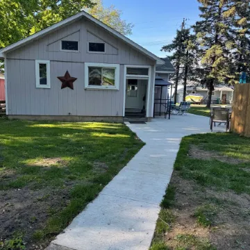 Cozy cottage across from the Lake